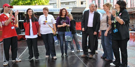 Frauenfußnationalspielerin Özer auf dem Deutsch-Türkischen Freundschaftsfest in Izmir