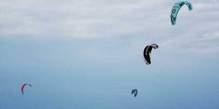 Kite- und Windsurfen in der Bucht von Rewa