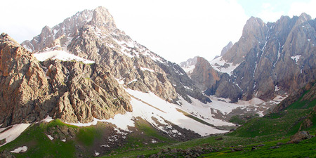 Hakkari - surrounded by 3,000 meter high mountains!
