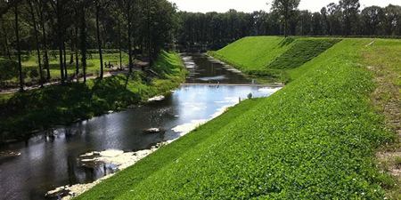 Versunkene Brücke an der Wasserlinie West-Brabantse