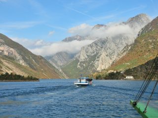 Koman - Ausschiffen am Stausee