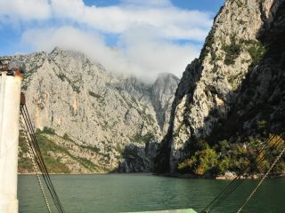 Koman - Ausschiffen am Stausee