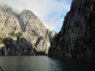 Koman - Ausschiffen am Stausee