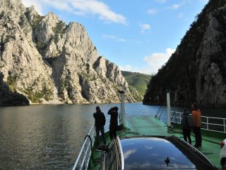 Koman - Ausschiffen am Stausee