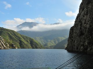 Koman - Ausschiffen am Stausee
