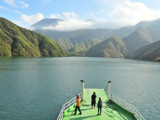 Koman - Ausschiffen am Stausee