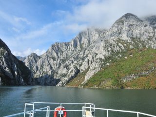 Koman - Ausschiffen am Stausee