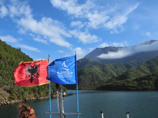 Koman - Ausschiffen am Stausee