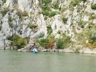Koman - Ausschiffen am Stausee
