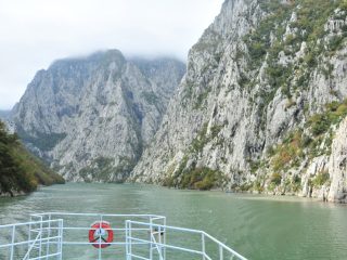 Koman - Ausschiffen am Stausee