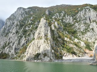 Koman - Ausschiffen am Stausee