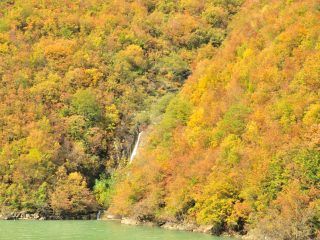 Koman - Ausschiffen am Stausee