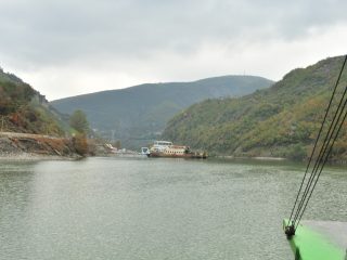 Koman - Ausschiffen am Stausee