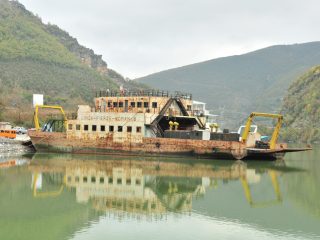 Koman - Ausschiffen am Stausee