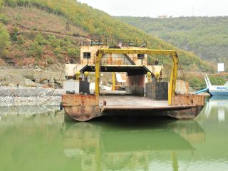 Koman - Ausschiffen am Stausee