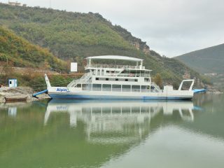 Koman - Ausschiffen am Stausee