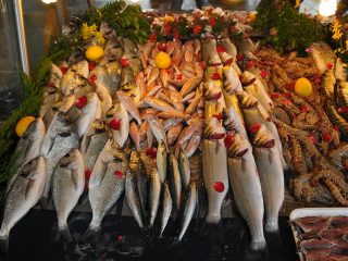 Frischer Fisch vom Markt in Güzelbahçe