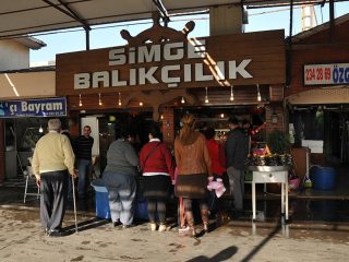 Frischer Fisch vom Markt in Güzelbahçe