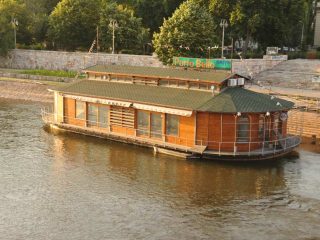 Restaurantschiff auf der Nisava