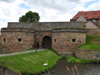 Riesige Wasserburganlage bei Heldungen