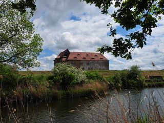 Riesige Wasserburganlage bei Heldungen