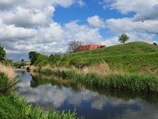 Riesige Wasserburganlage bei Heldungen