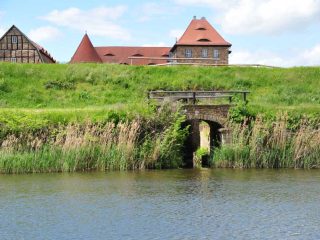 Riesige Wasserburganlage bei Heldungen