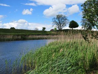 Riesige Wasserburganlage bei Heldungen