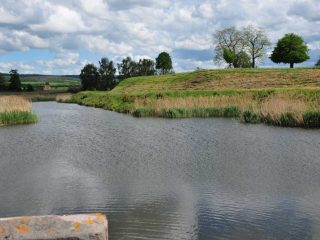 Riesige Wasserburganlage bei Heldungen