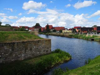 Riesige Wasserburganlage bei Heldungen