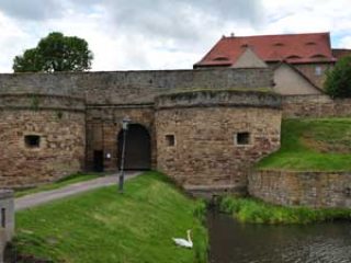 Riesige Wasserburganlage bei Heldungen