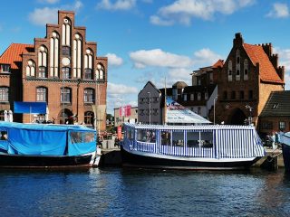 Wismar Alter Hafen mit historischen Gebäuden