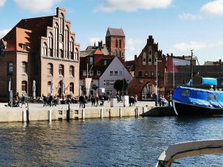Wismar Alter Hafen mit historischen Gebäuden