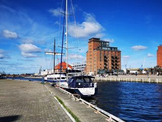 Wismar Alter Hafen mit historischen Gebäuden