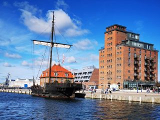 Wismar Alter Hafen mit historischen Gebäuden