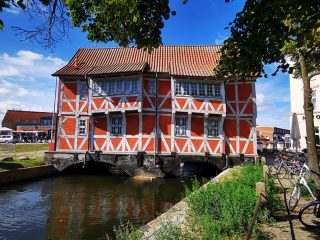 Wismar Alter Hafen mit historischen Gebäuden