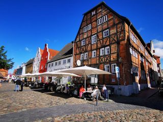 Wismar Alter Hafen mit historischen Gebäuden