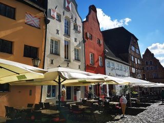 Wismar Alter Hafen mit historischen Gebäuden