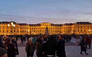 Weihnachtlich geschmückt und beleuchtet – Schloss Schönbrunn