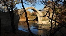 Die Konitsa Bogenbrücke über den Fluss Aoos