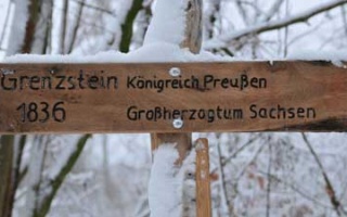 Im Schnee kaum zu sehen - Grenzsteine Preußen