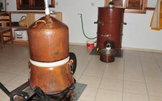 Bourazani - Zwischenstopp bei der Tsipouro Destillation