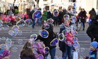 Soap bubbles - an ancient toy for young and old