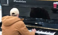 Passengers at the piano - at Paris Charles de Gaulle Airport