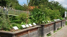 Kloster Andechs - Kräutergarten und Skulpturen begrüßen Gäste