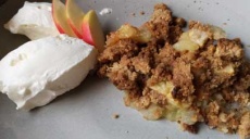 Warmer Apfel Crumble mit Vanilleeis und Sahne