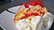 After picking the strawberries - Biscuit roll with strawberry filling