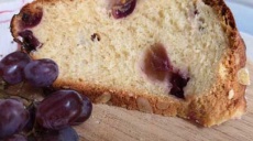 Baking in the caravan - Gugelhupf with grapes and almonds