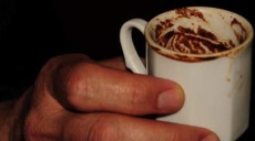 Oktay liest im Kaffeesatz 