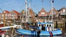Krabbenkutter im Hafen von Neuharlingersiel